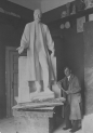 Artysta rzeźbiarz Jan Raszka w pracowni przed projektem pomnika Ignacego Łukasiewicza.