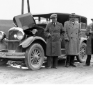 Dziennikarze przy samochodzie w 1930 roku.