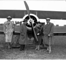 Grupa dziennikarzy przy samolocie w kwietniu 1930 roku.