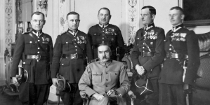 Wręczenie marszałkowi Polski Józefowi Piłsudskiemu pamiątkowej odznaki pułków I Dywizji Piechoty Legionowej 25.02.1930 r.
