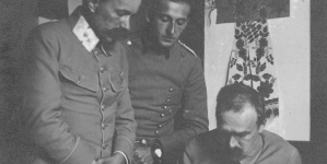 Brygadier Józef Piłsudski w towarzystwie porucznika Bolesława Długoszowskiego-Wieniawy oraz majora Leona Berbeckiego ogląda mapę.