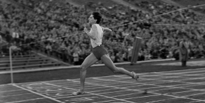 Irena Szewińska wygrywa bieg na 200 metrów na Mistrzostwach Europy Juniorów w lekkiej atletyce na stadionie X-lecia w Warszawie w sierpniu 1964 r.