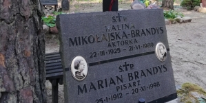 Grób Haliny Mikołajskiej i Mariana Brandysa na cmentarzu Zakładu dla Niewidomych w Laskach pod Warszawą.