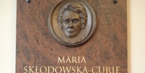 Tablica ku czci Marii Skłodowskiej-Curie w budynku PAU w Krakowie.