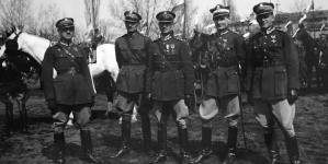 Oficerowie i żołnierze Szwadronu Przybocznego Naczelnika Państwa na terenie koszar w Warszawie w 1923 roku.