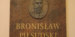 Tablica ku czci Bronisława Piłsudskiego w budynku PAU w Krakowie.