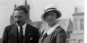 Stefan Nowiński z nierozpoznaną kobietą na dachu Pałacu Prasy w Krakowie w sierpniu 1928 r.