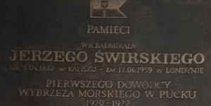 Tablica pamięci wiceadmirała Jerzego Świrskiego, w kruchcie kościoła Św. Michała Archanioła w Gdyni-Oksywiu.