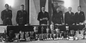 Uroczystość wręczenia nagród zwycięzcom XI Międzynarodowego Rajdu Automobilklubu Polski w Oficerskim Kasynie Garnizonowym w Warszawie w czerwcu 1938 r.