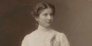"Portret Pauliny Szalitówny (1886-1920), pianistki (ujęcie całej postaci stojącej przy pianinie)".