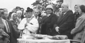 Poświecenie sztandaru Centralnego Związku Młodzieży Wiejskiej "Siew" w Mickunach w 1933 r.