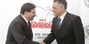 Janusz Śniadek (przewodniczący NSZZ „Solidarność”) i Janusz Kurtyka w czasie konferencji prasowej poświęconej planom naukowym i edukacyjnym IPN związanym z NSZZ „Solidarność”, 26 maja 2009 r.