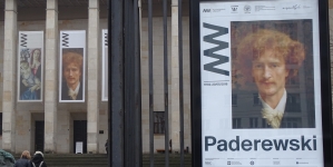 Afisz i baner wystawy "Paderewski" w Muzeum Narodowym w Warszawie.