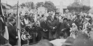Doroczna pielgrzymka stowarzyszeń polskich i francuskich na polski cmentarz Les Champeaux w Montmorency w 1925 r.