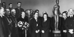 Wręczenie lekkoatletce Jadwidze Wajs Wielkiej Honorowej Nagrody Sportowej w Państwowym Urzędzie Wychowania Fizycznego w Warszawie w marcu 1937 r.