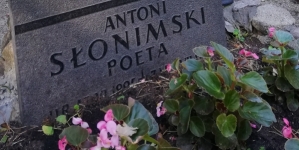 Grób Antoniego Słonimskiego na cmentarzu Zakładu dla Niewidomych w Laskach pod Warszawą.