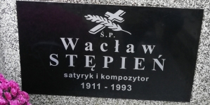 Grób Wacława Stępnia (1911-1993), satyryka i kompozytora, na Cmentarzu Czerniakowskim w Warszawie.