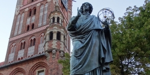 Pomnik Mikołaja Kopernika na Rynku Staromiejskim w Toruniu.
