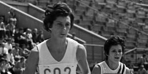 Bieg sprinterski kobiet na Mistrzostwach  Polski w Lekkiej Atletyce na stadionie Skry w Warszawie w czerwcu 1971 r.