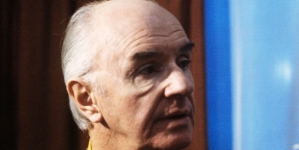 Edward Dziewoński w trakcie realizacji serialu telewizyjnego "5 dni z życia emeryta" z 1984 roku.