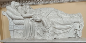 Pomnik grobowy Marii Urszuli z Radziwiłłów, żony Wincentego Krasińskiego, matki Zygmunta Krasińskiego,  w kościele Wniebowzięcia Najświętszej Matki Panny w Opinogórze.