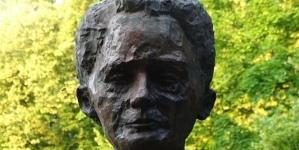 Popiersie Marii Skłodowskiej Curie z jej pomnika w parku Jordana w Krakowie.