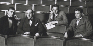 Leon Schiller, Karol Szymanowski, Ryszard Bogusławski i Wincenty Drabik podczas próby w Teatrze Polskim w 1920 r.