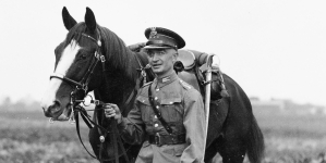 Rtm. Józef Szostak z koniem podczas rajdu żołnierzy 1 Pułku Szwoleżerów do Morskiego Oka 3.10.1928 roku.