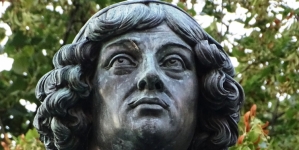 Głowa pomnika Mikołaja Kopernika na Rynku Staromiejskim w Toruniu.
