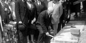 Uroczystość wmurowania kamienia węgielnego pod nowy gmach Muzeum Narodowego w Warszawie w czerwcu 1926 r.