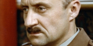 Marek Walczewski w roli gen. Władysława Andersa w filmie Jerzego Hoffmana "Do krwi ostatniej" z 1978 roku.