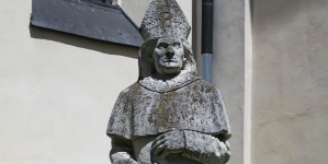 Pomnik kardynała Zbigniewa Oleśnickiego przy kościele św. Jana Ewangelisty w Pińczowie.