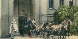 Powóz przed pałacem Sanguszków w Sławucie.