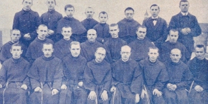 Grupa braci zakonnych z Niepokalanowa z ojcem Maksymilianem Kolbe w lutym 1928 r.