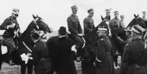 Dekoracja zwycięzców konkursu ciężkiego zawodów konnych w Gnieźnie przez generała Kazimierza Dzierżanowskiego.