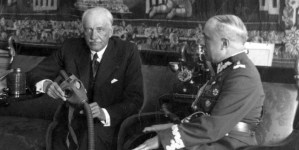 Wręczenie prezydentowi RP Ignacemu Mościckiemu maski przeciwgazowej przez delegację Zarządu Głównego Ligi Obrony Powietrznej i Przeciwgazowej, 9.05.1934 r.
