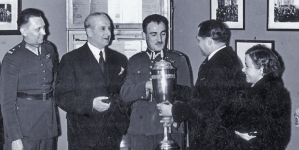 Wręczenie nagrody prasy sportowej najlepszemu szpadziście kapitanowi Kazimierzowi Szemplińskiemu w Warszawie w kwietniu 1938 r.