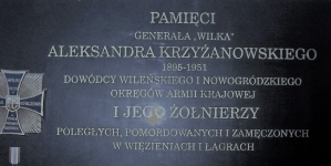 Tablica ku czci generała "Wilka" Aleksandra Krzyżanowskiego i jego żołnierzy poległych, pomordowanych i zamęczonych w więzieniach i łagrach.