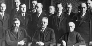 Minister wyznań religijnych i oświecenia publicznego Wojciech Świętosławski wśród pracowników Ministerstwa, 6.12.1935 r.