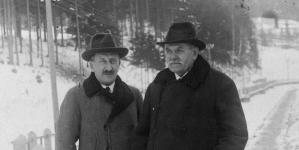 Dyrektor Zakładu Zdrojowego w Krynicy Leon Nowotarski (z lewej) w towarzystwie redaktora naczelnego "Nowej Reformy" Michała Konopińskiego podczas spaceru w 1927 r.