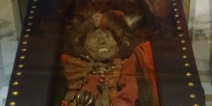 Szklana trumna z mumią w krypcie Jeremiego Wiśniowieckiego na Świętym Krzyżu.