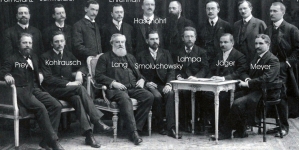 Kopie des Fotos von Mitgliedern des Exner-Kreises anlässlich des 70. Geburtstags von Viktor von Lang (1908) Vervielfältigung des Fotos von Nora-Rohde-Exner