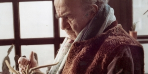 Aleksander Bardini w filmie Krzysztofa Kieślowskiego "Dekalog" (dwa) z 1988 roku.
