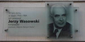 Tablica upamiętniająca Jerzego Wasowskiego na ul. Wilczej w Warszawie.