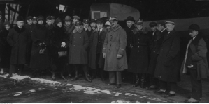 Profesorowie Politechniki Warszawskiej na lotnisku wojskowym w Warszawie w lipcu 1925 roku.