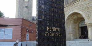 Pomnik kryptologów i miniwystawa „Pogromcy Enigmy” przed Zamkiem Cesarskim w Poznaniu.