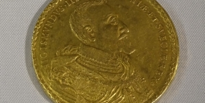 Złota moneta o nominale 100 duktów króla Zygmunta III Wazy.
