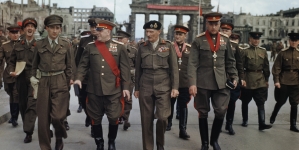 Grupa oficerów alianckich przed Bramą Brandemburską w Berlinie, 12.07.1945 r.