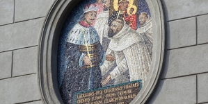 Mozaika w bramie wałowej jasnogórskiego klasztoru, ukazująca księcia Władysława Opolczyka lokującego braci paulinów na Jasnej Górze.