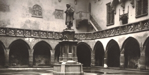 Pomnik Mikołaja Kopernika na dziedzińcu w Collegium Maius w Krakowie.